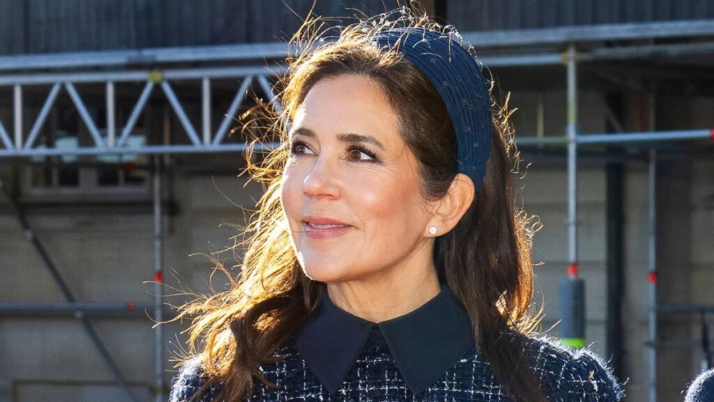 La reina María trae de vuelta su vestido de tweed de Estonia, menos una reliquia real, para su visita de estado a Vietnam