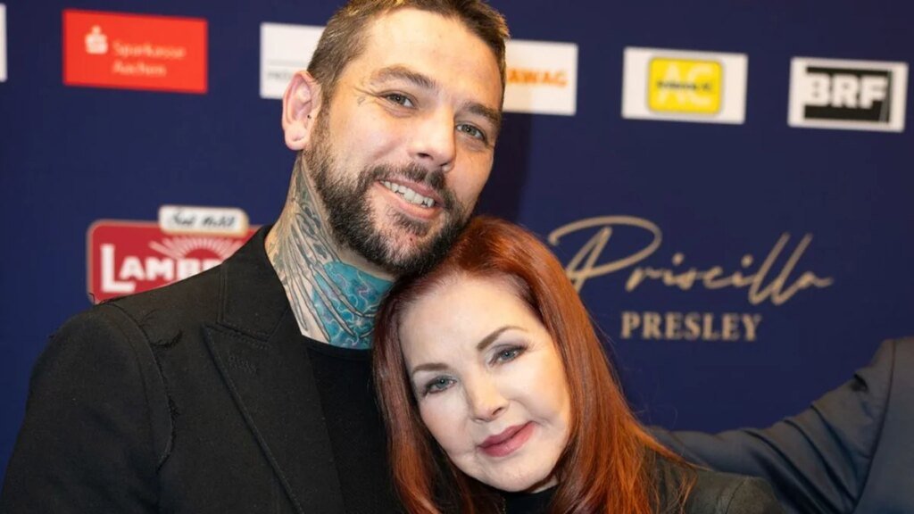 Priscilla Presley presenta a su hijo Navarone en una rara aparición de madre e hijo en Alemania