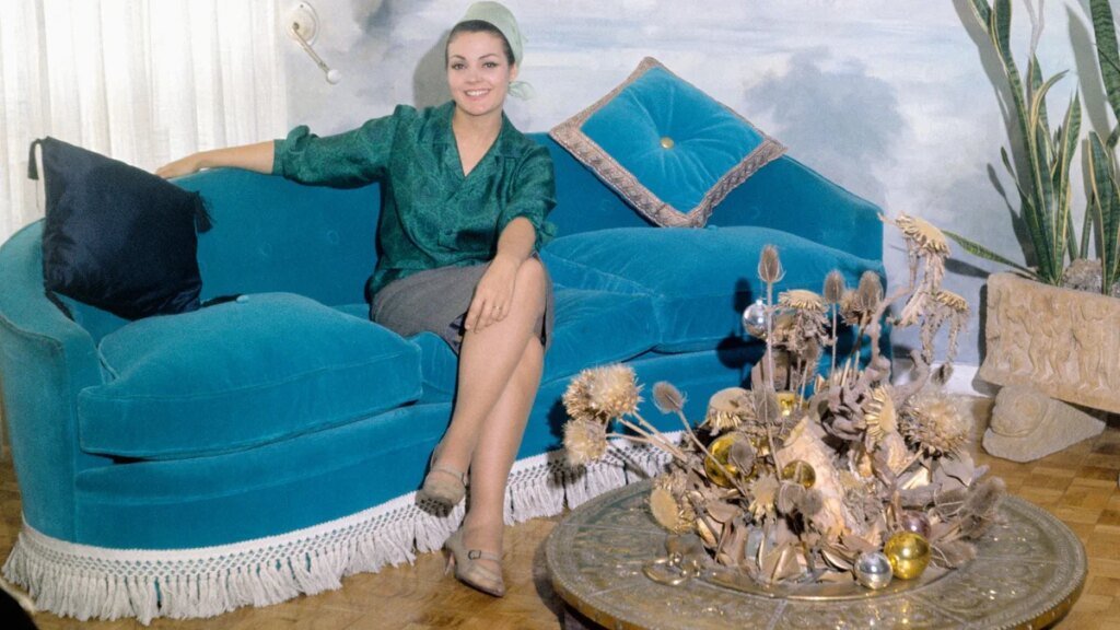 Así era la casa familiar de Carmen Sevilla en Madrid: un chalet de arquitectura mediterránea, decoración burguesa de los años 60 y un sofá de terciopelo turquesa