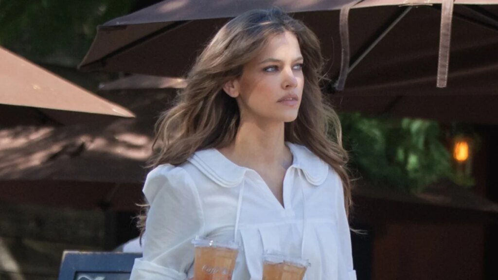 Barbara Palvin vuelve a desfilar para Victoria’s Secret tras dar a luz y calienta motores con un look de minivestido blanco y botas altas