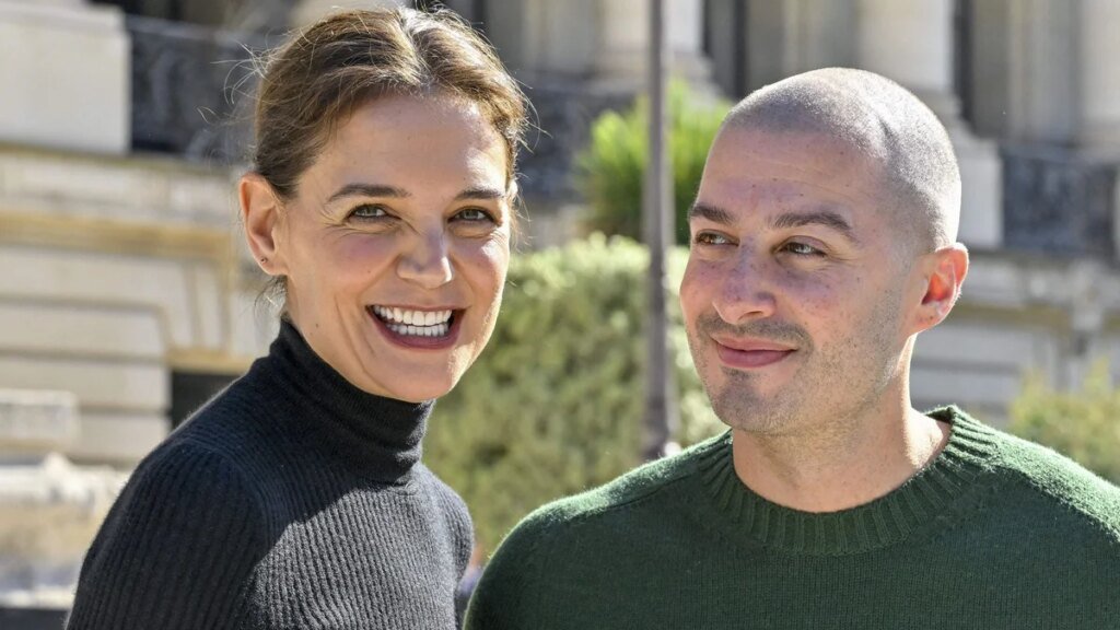 Katie Holmes luce su fórmula de moda más confiable mientras sale con su novio Jason Bard Yarmosky