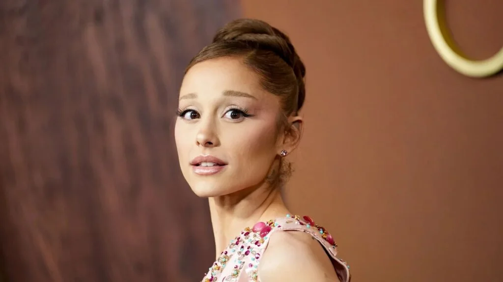 Ariana Grande se vuelve completamente retro con un nuevo look: ‘BOBIANA’