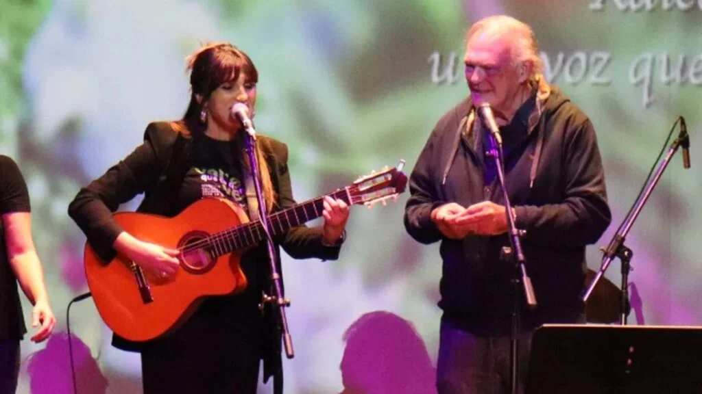 Pedro Piqueras sorprende cantando junto a Rozalén y muestra una faceta muy diferente a la que nos tenía acostumbrados