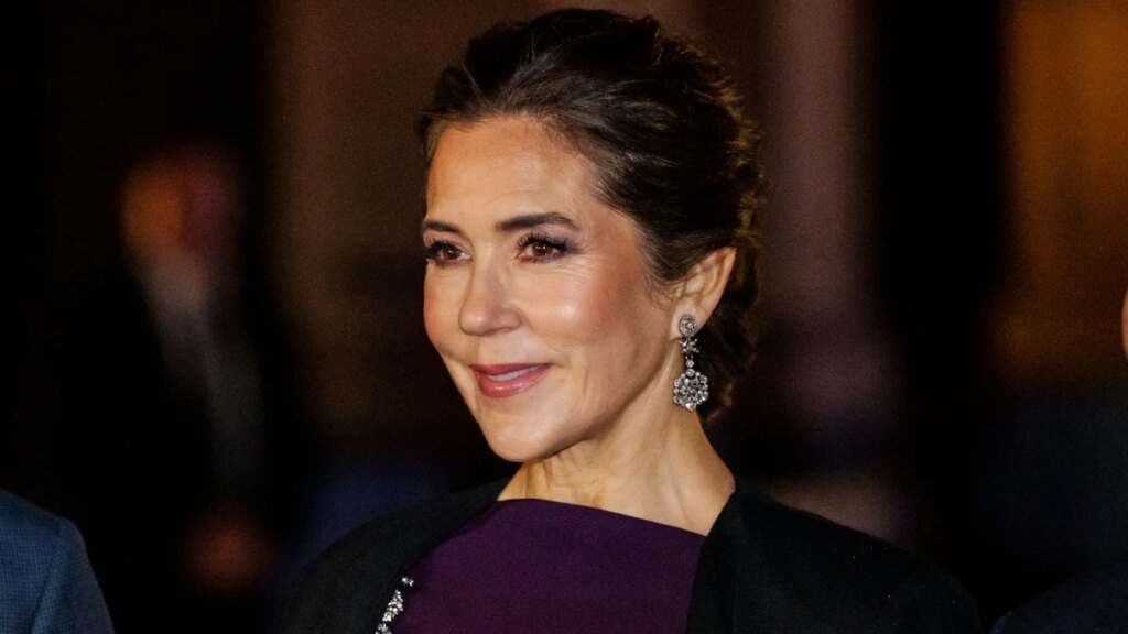 Queen Mary presenta cuatro looks deslumbrantes en tres días, desde una tiara brillante hasta una elegante sastrería de otoño