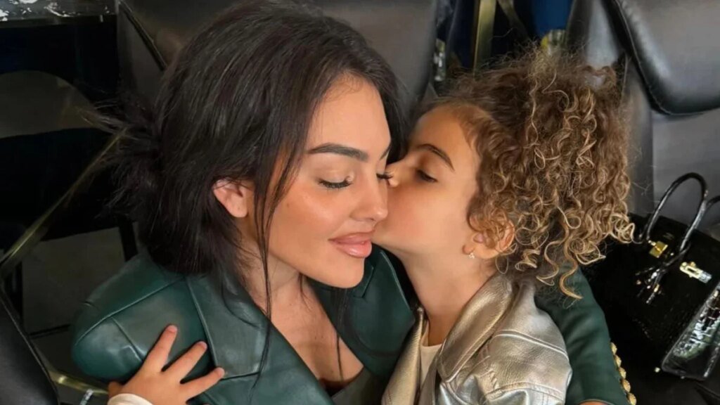 Alana, la hija de Georgina Rodríguez, canta el éxito de Billie Eilish en su último video