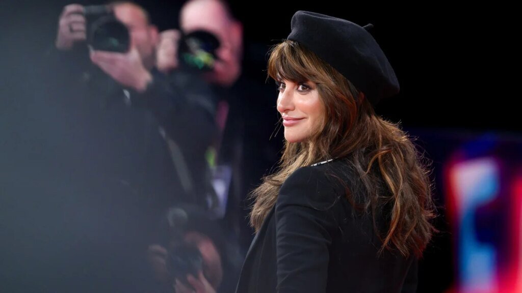 Penélope Cruz demuestra que la corbata es el accesorio más elegante a los 50+