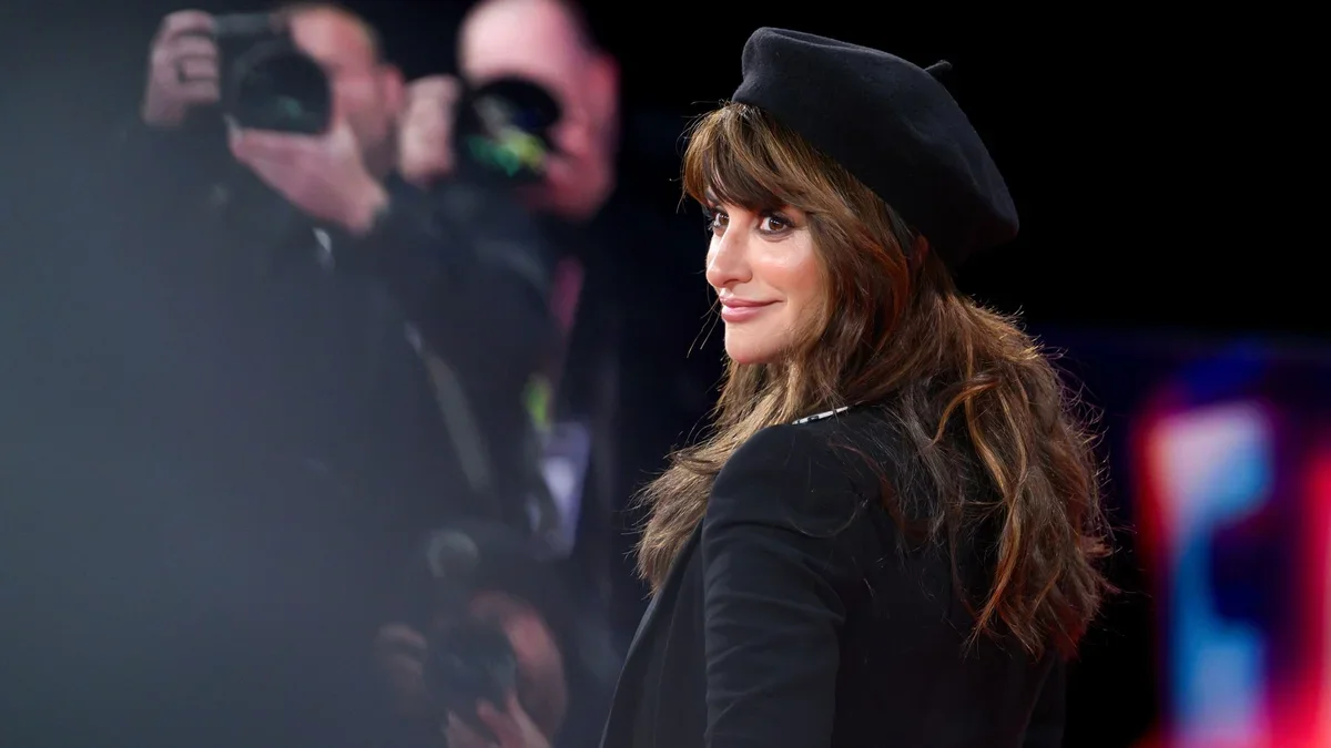 Penélope Cruz demuestra que la corbata es el accesorio más elegante a los 50+