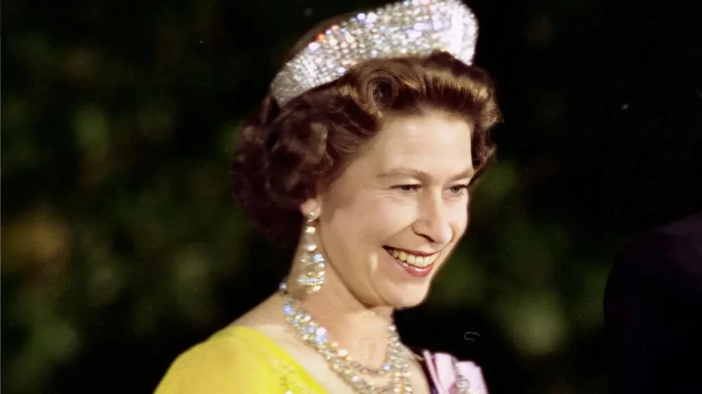 La reina Isabel una vez tomó prestada la tiara de una amiga por una razón inesperada
