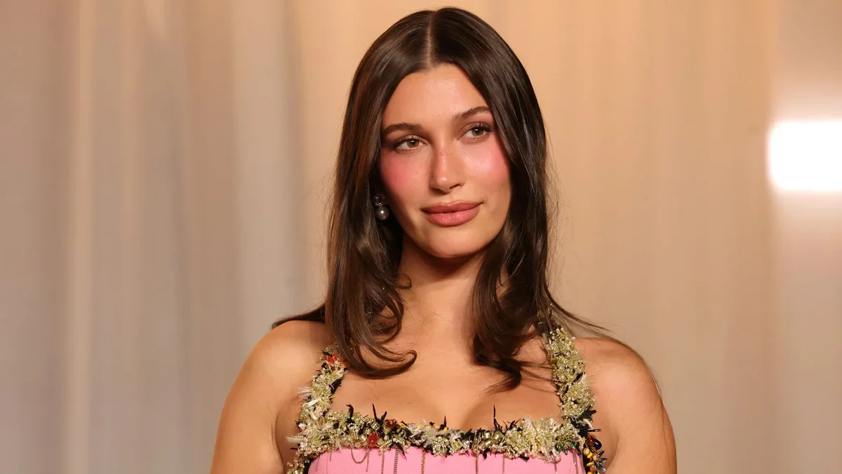 Hailey Bieber lleva la ropa interior en una dirección dramática con un look inspirado en una mariposa