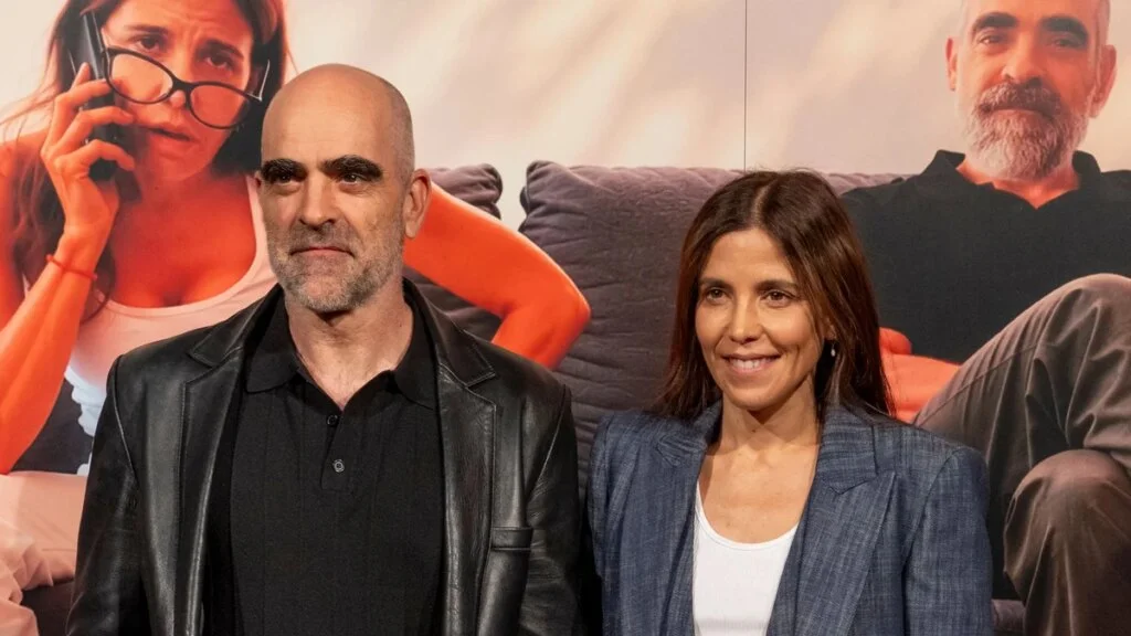 Luis Tosar y Luisa Mayol, juntos en la vida real y en la ficción, nos hablan de una realidad que muchas mujeres viven en silencio: “El ‘te ayudo’, no nos sirve”