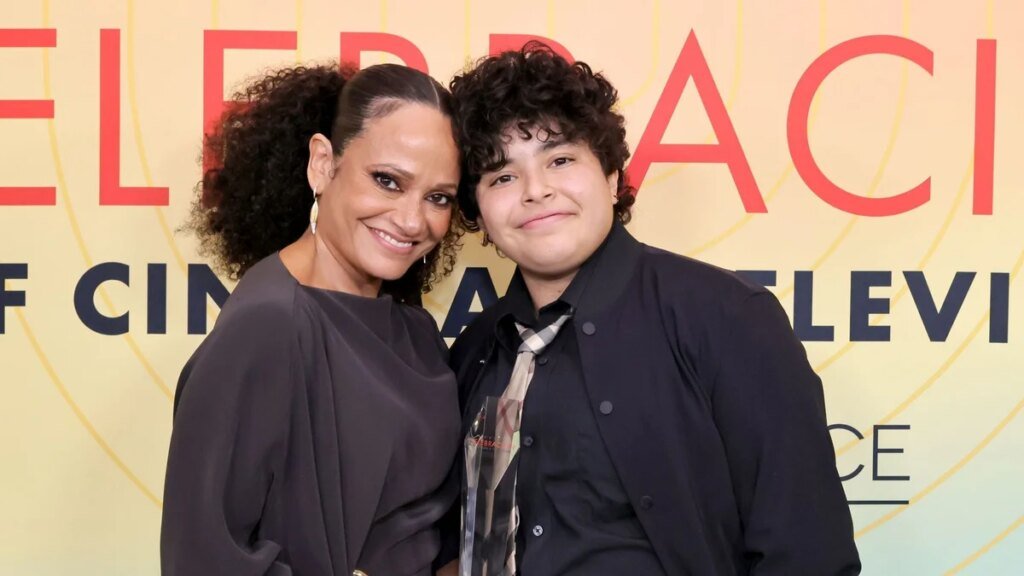 Judy Reyes honra sus raíces dominicanas mientras celebra el Premio Trailblazer con su hijo