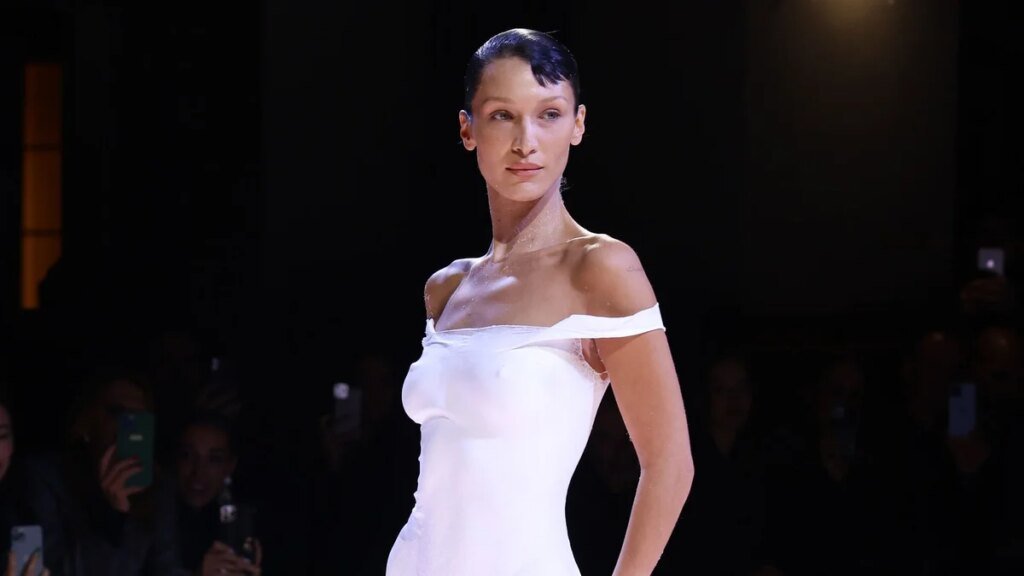 Del vestido que dio la vuelta al mundo a su debut como modelo: 5 momentos que han conectado la moda española con Bella Hadid